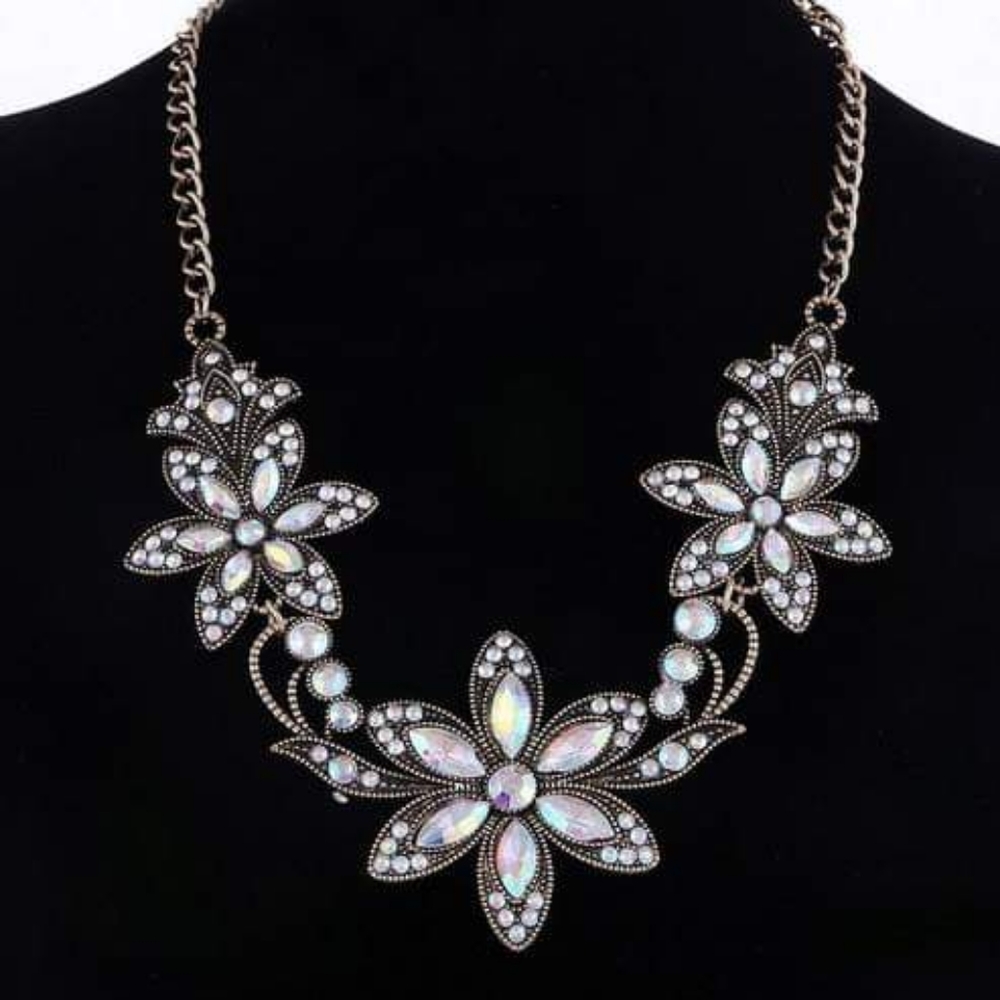 💜3/$25 NWT Beautiful Antiqued Flower Statement Necklace